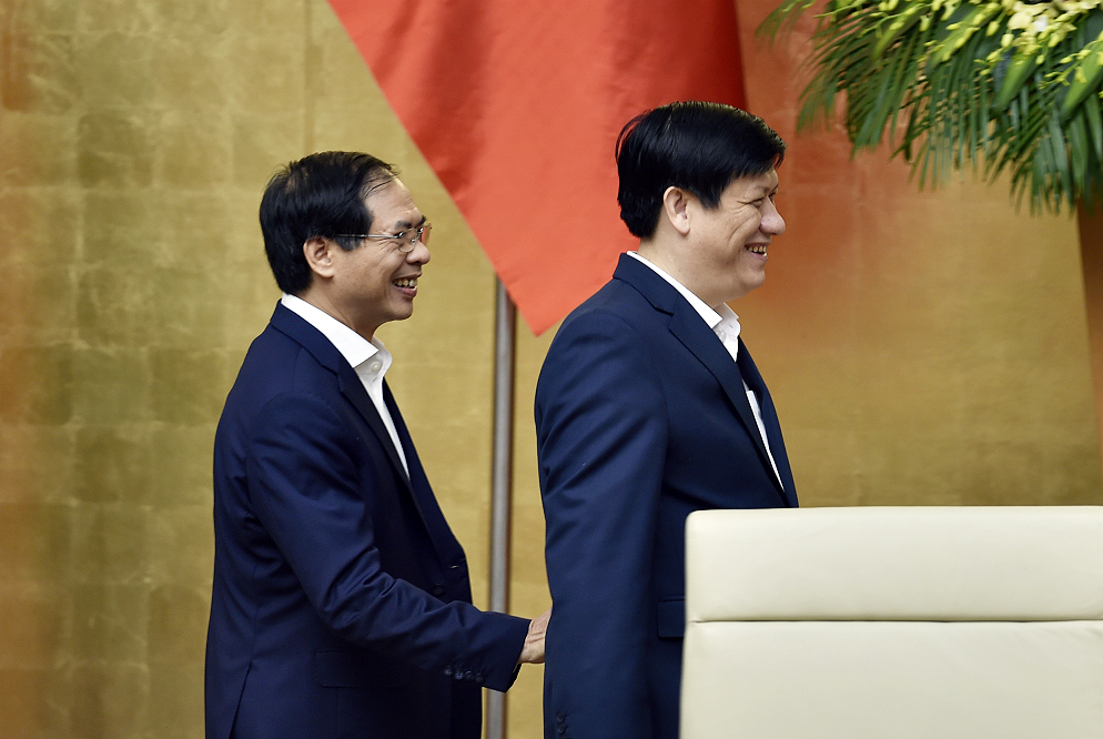 Bộ trưởng Bộ Ngoại giao Bùi Thanh Sơn và Bộ trưởng Bộ Y tế Nguyễn Thanh Long tại phiên họp - Ảnh: VGP