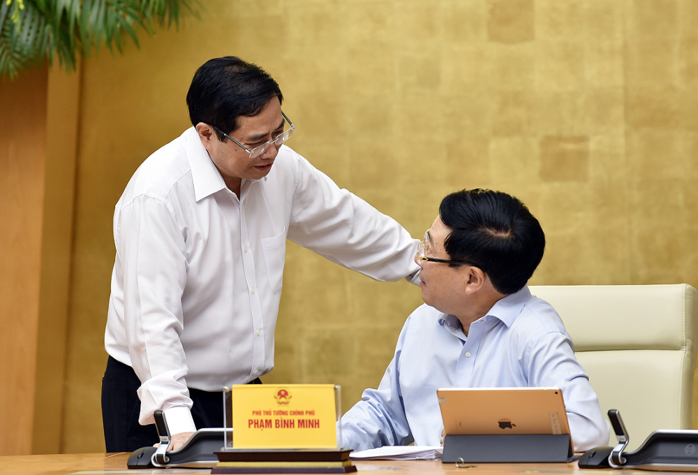 Thủ tướng Phạm Minh Chính trao đổi với Phó Thủ tướng Phạm Bình Minh - Ảnh: VGP