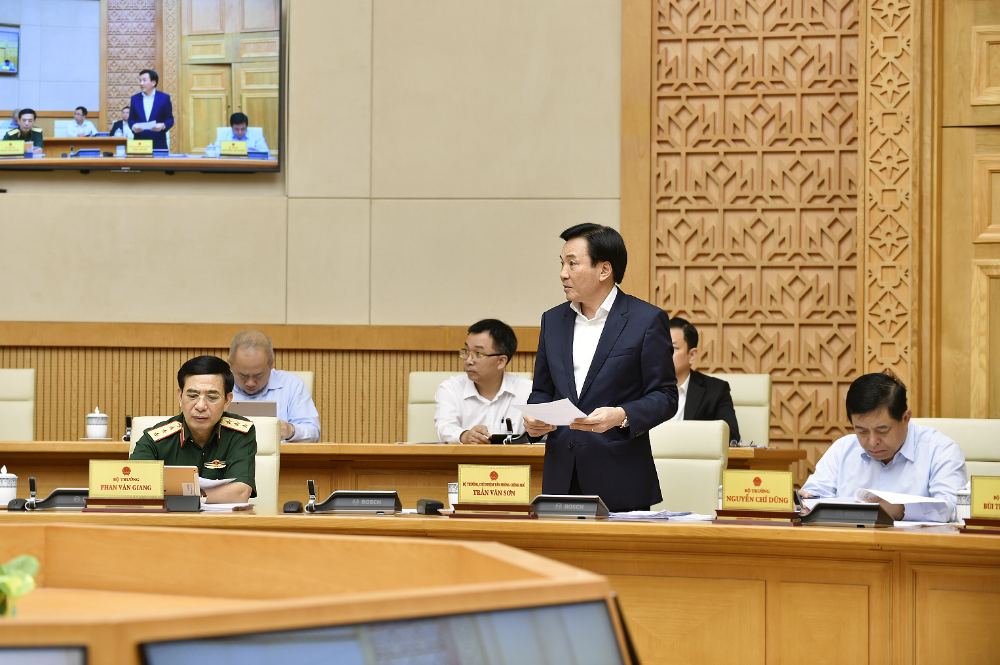 Bộ trưởng Chủ nhiệm Văn phòng Chính Phủ Trần Văn Sơn báo cáo một số nội dung tổng hợp trình Chính phủ. Ông Trần Văn Sơn được Quốc hội phê chuẩn bổ nhiệm làm Bộ trưởng, Chủ nhiệm Văn phòng Chính phủ, kế nhiệm ông Mai Tiến Dũng.