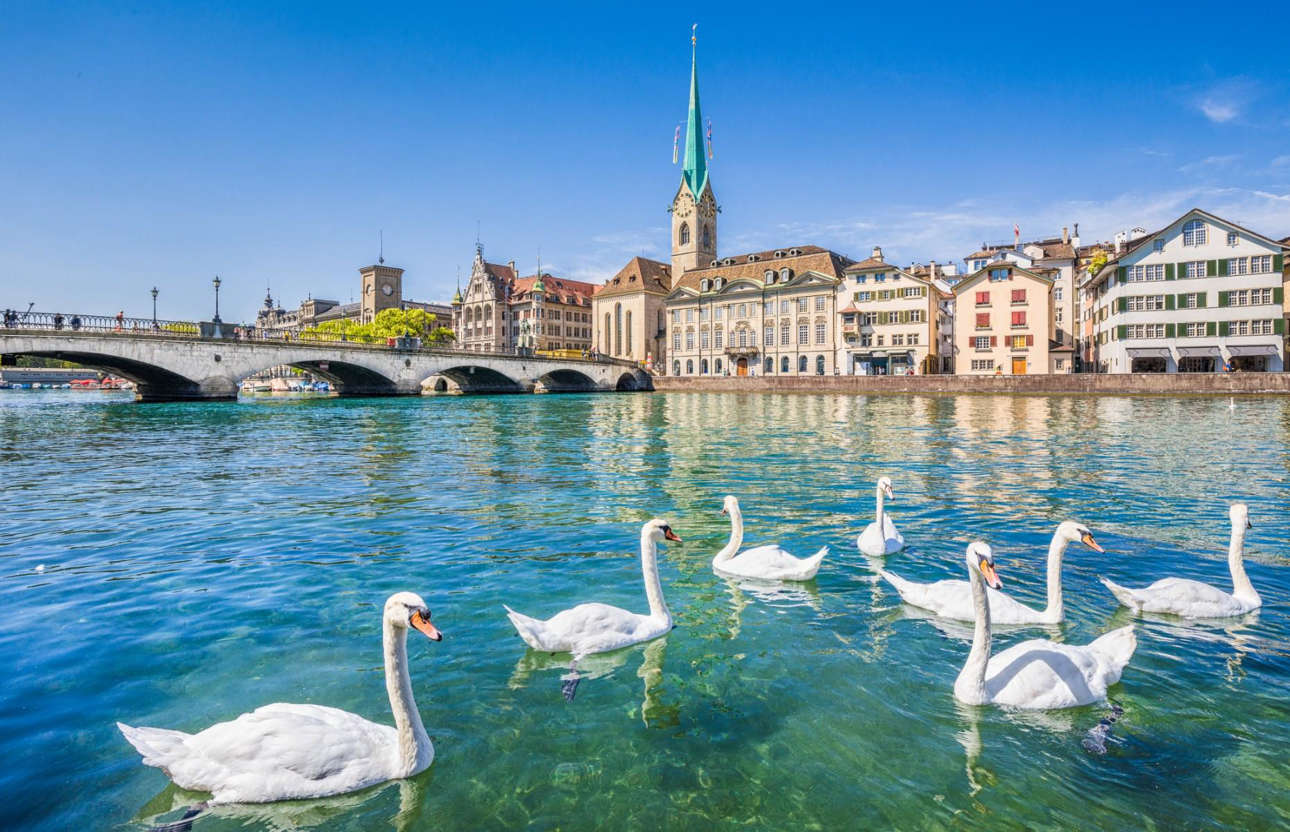 1. Thụy Sĩ (8,5%): Theo MSN, tr&ecirc;n giấy tờ, Thụy Sĩ l&agrave; quốc gia c&oacute; thuế doanh nghiệp thấp nhất tr&ecirc;n thế giới. Doanh nghiệp tại nước n&agrave;y chỉ phải nộp thuế 8,5% ở cấp li&ecirc;n bang. Tuy nhi&ecirc;n, từng bang của nước n&agrave;y lại &aacute;p c&aacute;c loại thuế kh&aacute;c, theo đ&oacute; thuế doanh nghiệp rơi v&agrave;o khoảng từ 11,9% đến 21,6% t&ugrave;y v&agrave;o doanh thu.