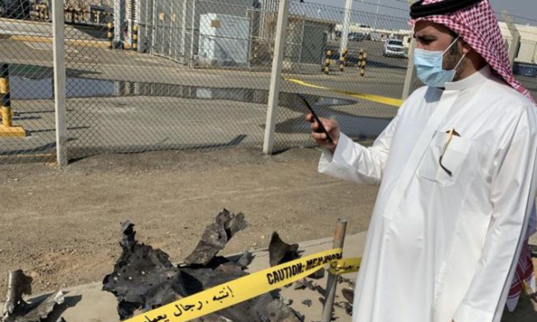 Hiện trường vụ tấn công tại một cơ sở dầu khí ở thị trấn Jazan, Saudi Arabia - Ảnh: Getty Images