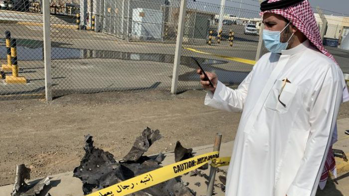 Hiện trường vụ tấn công tại một cơ sở dầu khí ở thị trấn Jazan, Saudi Arabia - Ảnh: Getty Images