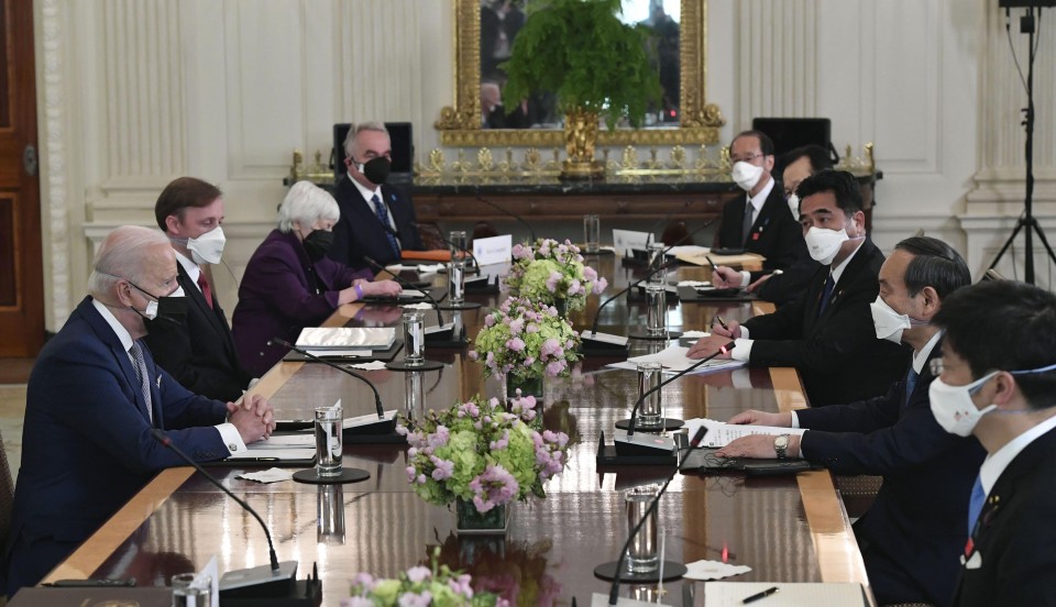 Thủ tướng Nhật Bản Yoshihide Suga (thứ 2 bên phải) gặp Tổng thống Mỹ Joe Biden (trái) tại Nhà Trắng ở Washington vào ngày 16/4 - Ảnh: Kyodo