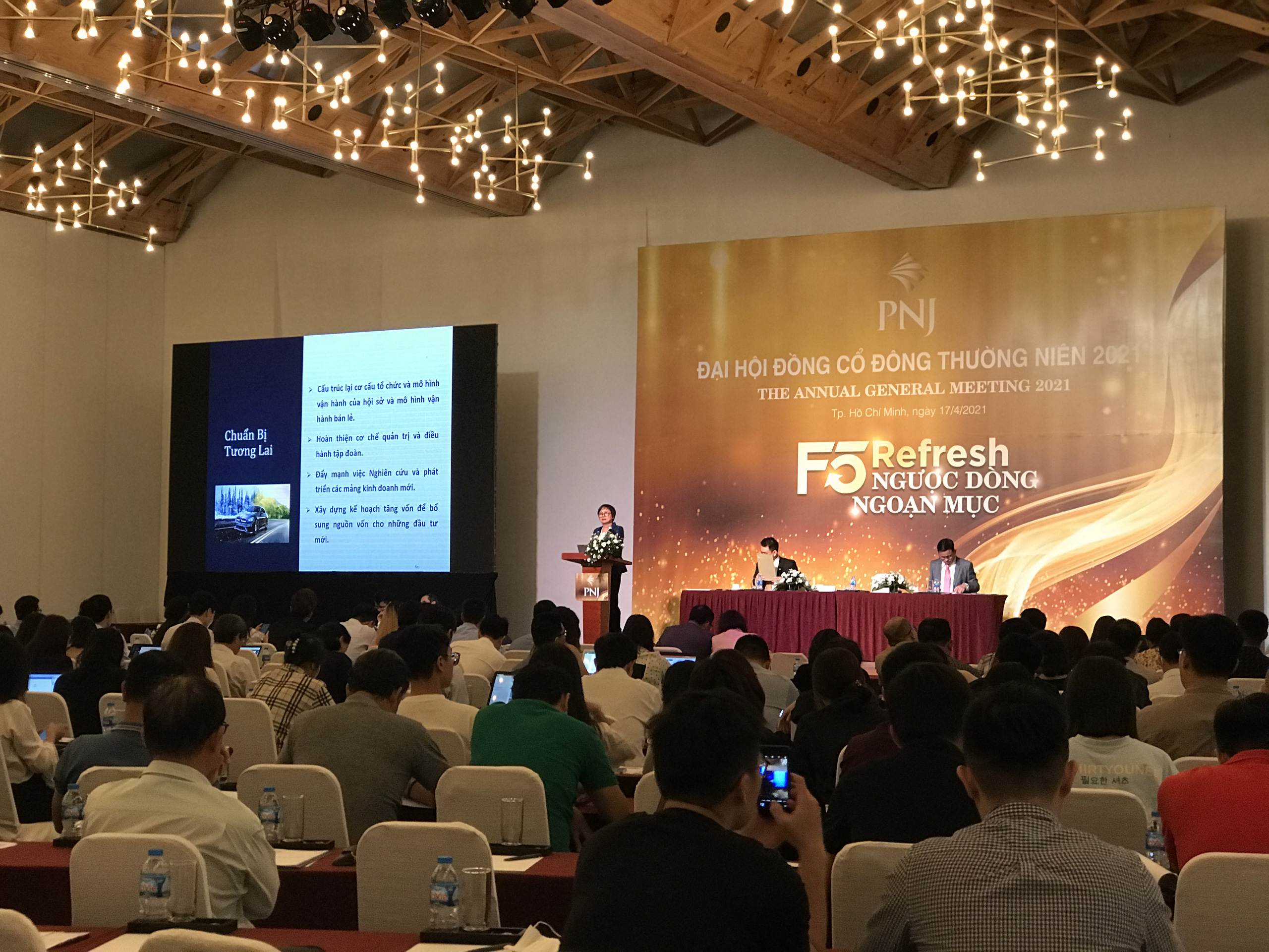 Bà Cao Thị Ngọc Dung báo cáo cổ đông về tình hình hoạt động kinh doanh năm 2020 - Ảnh: BM.