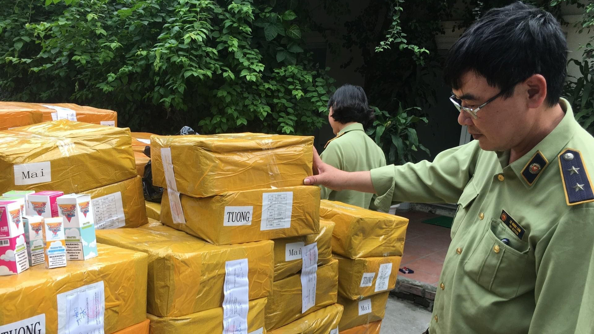 Quản lý thị trường kiểm tra hàng hóa bị thu giữ