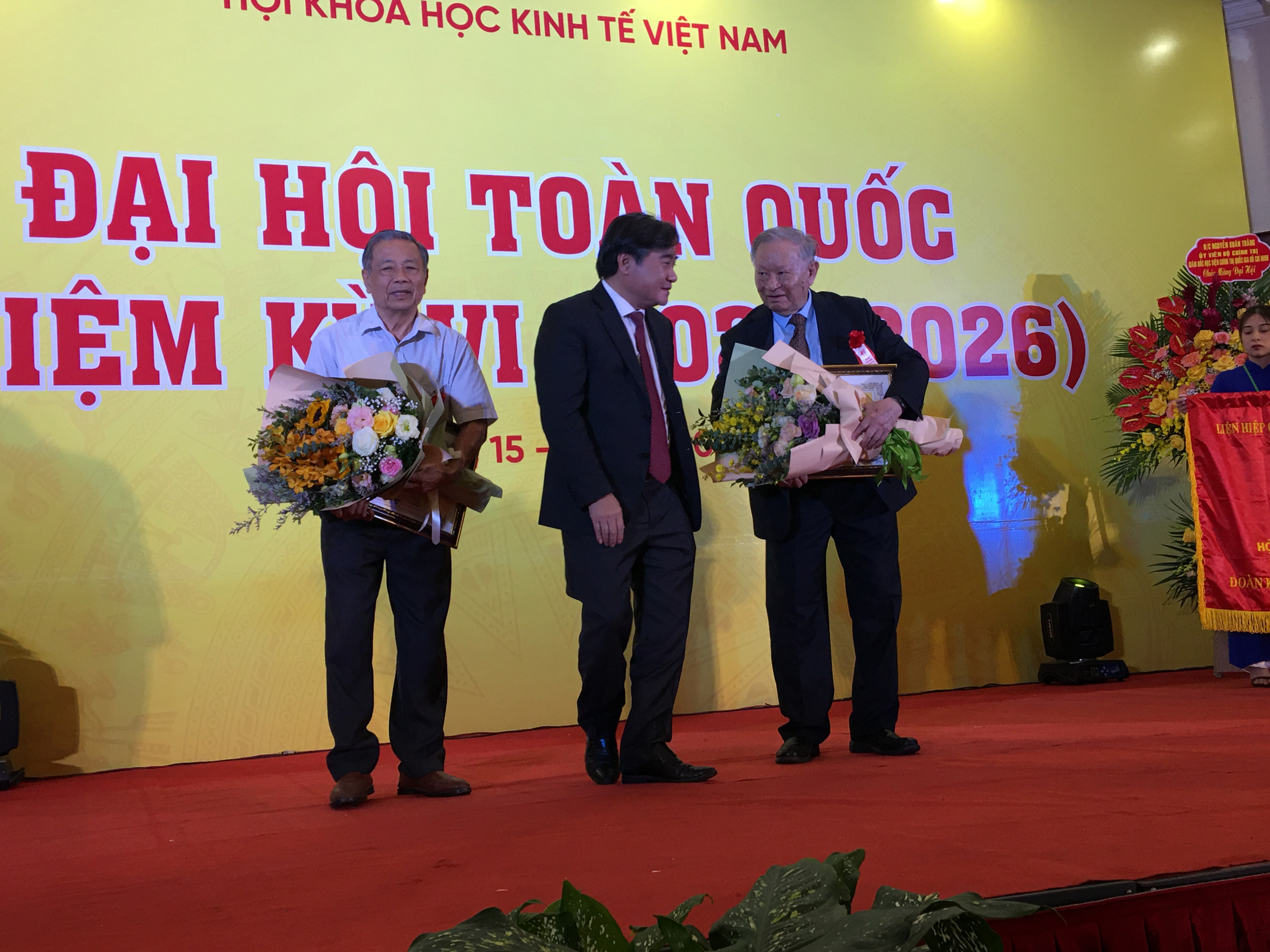 Đại diện Liên hiệp các hội khoa học và kỹ thuật Việt Nam trao bằng khen cho hai tập thể có thành tích
