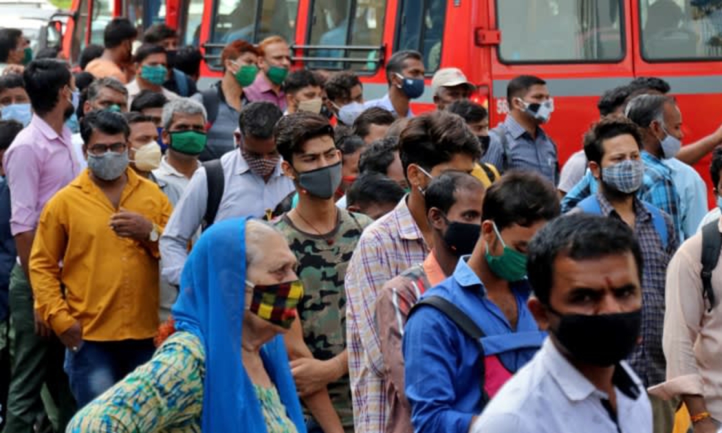 Người dân Ấn Độ xếp hàng đông kín tại một trạm xe buýt ở Mumbai ngày 5/4 - Ảnh: Reuters