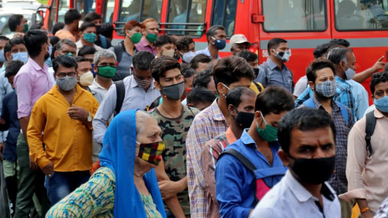 Người dân Ấn Độ xếp hàng đông kín tại một trạm xe buýt ở Mumbai ngày 5/4 - Ảnh: Reuters