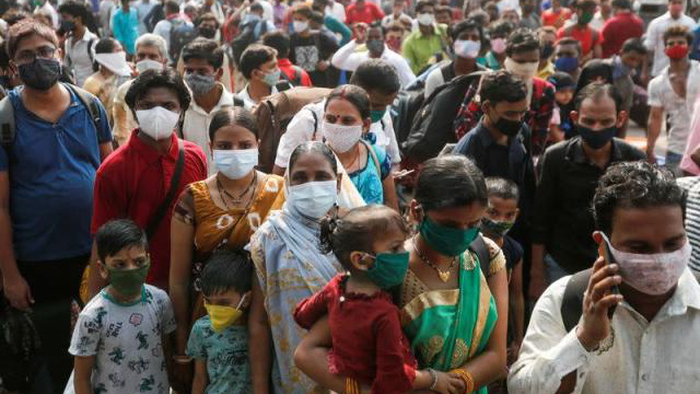 Các chuyên gia y tế cho rằng Ấn Độ đã mất cảnh giác khi đại dịch có vẻ được kiểm soát trong mùa đông năm nay - Ảnh: Reuters