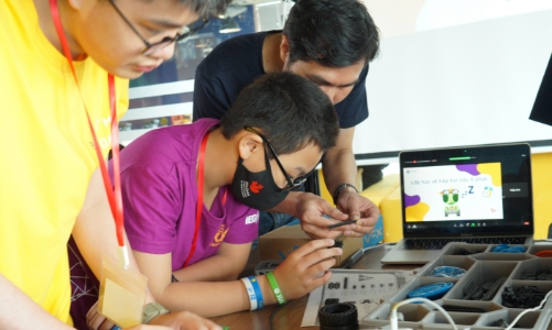 Cơ hội lập trình robotics cho học sinh trên nền tảng VEX IQ đầu tiên ở Việt Nam