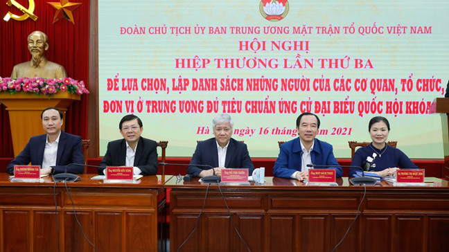 Chủ tịch Uỷ ban Trung ương Mặt trận Tổ quốc Việt Nam Đỗ Văn Chiến (giữa) cùng các vị trong Ban Thường trực chủ trì hội nghị. Ảnh - Quang Vinh. 