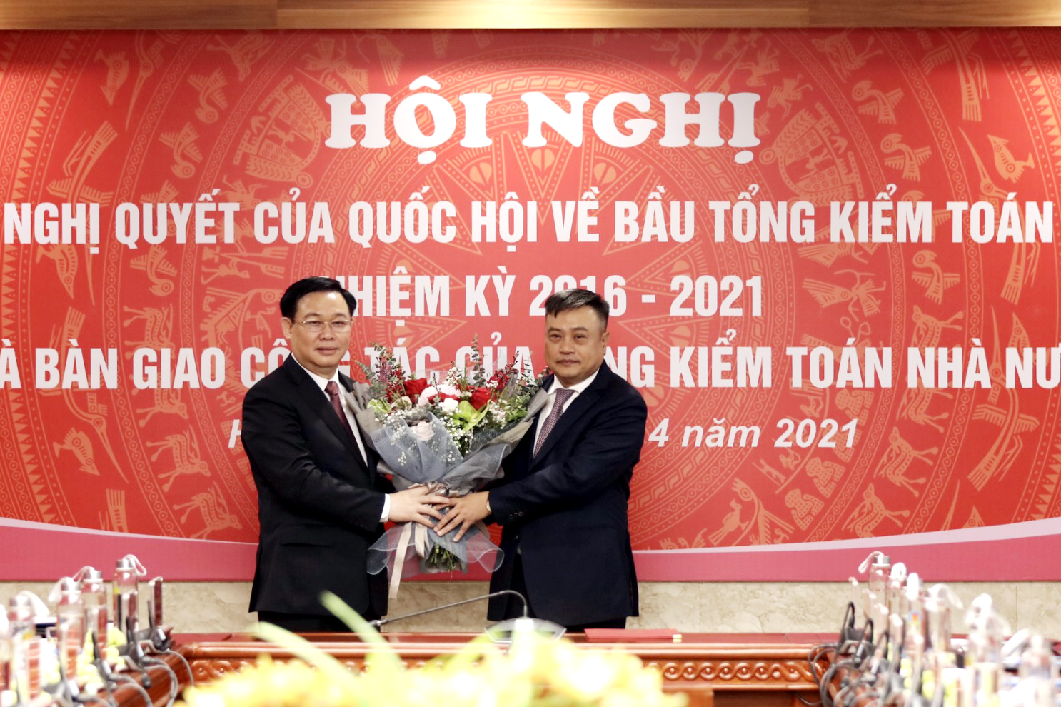 Chủ tịch Quốc hội Vương Đình Huệ tặng hoa Tổng Kiểm toán Nhà nước Trần Sỹ Thanh - Ảnh: VGP