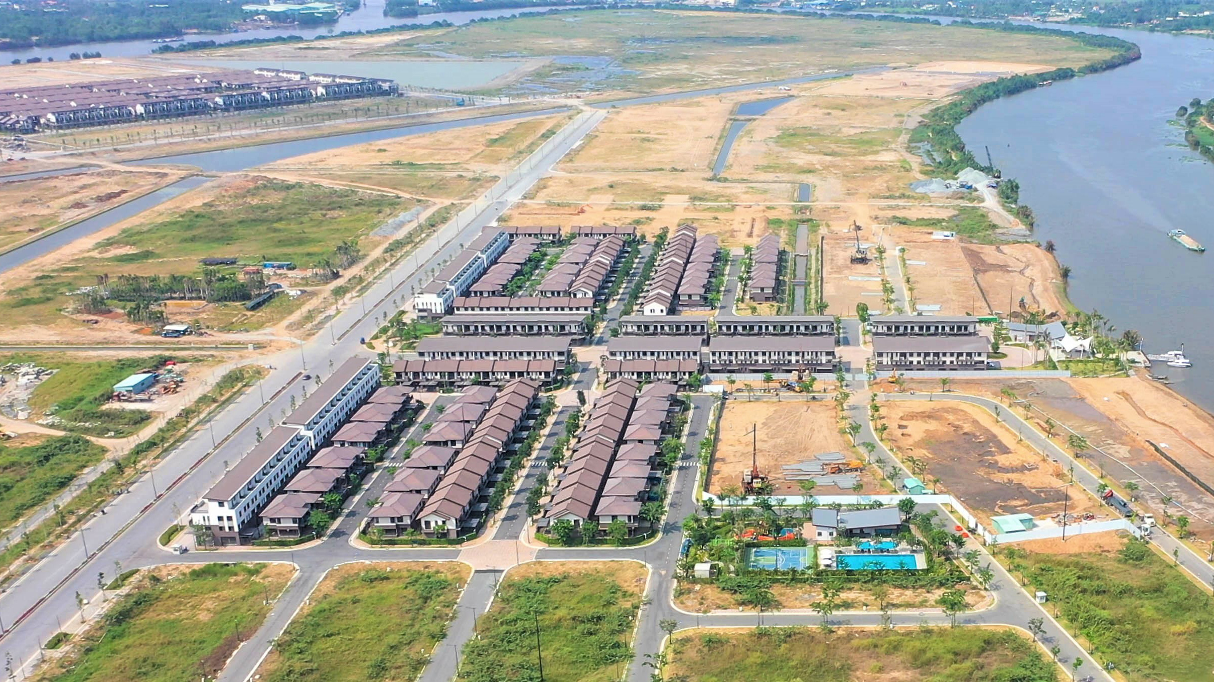 Hình thực tế tiến độ phân khu Rivera thuộc Waterpoint vào tháng 4/2021.