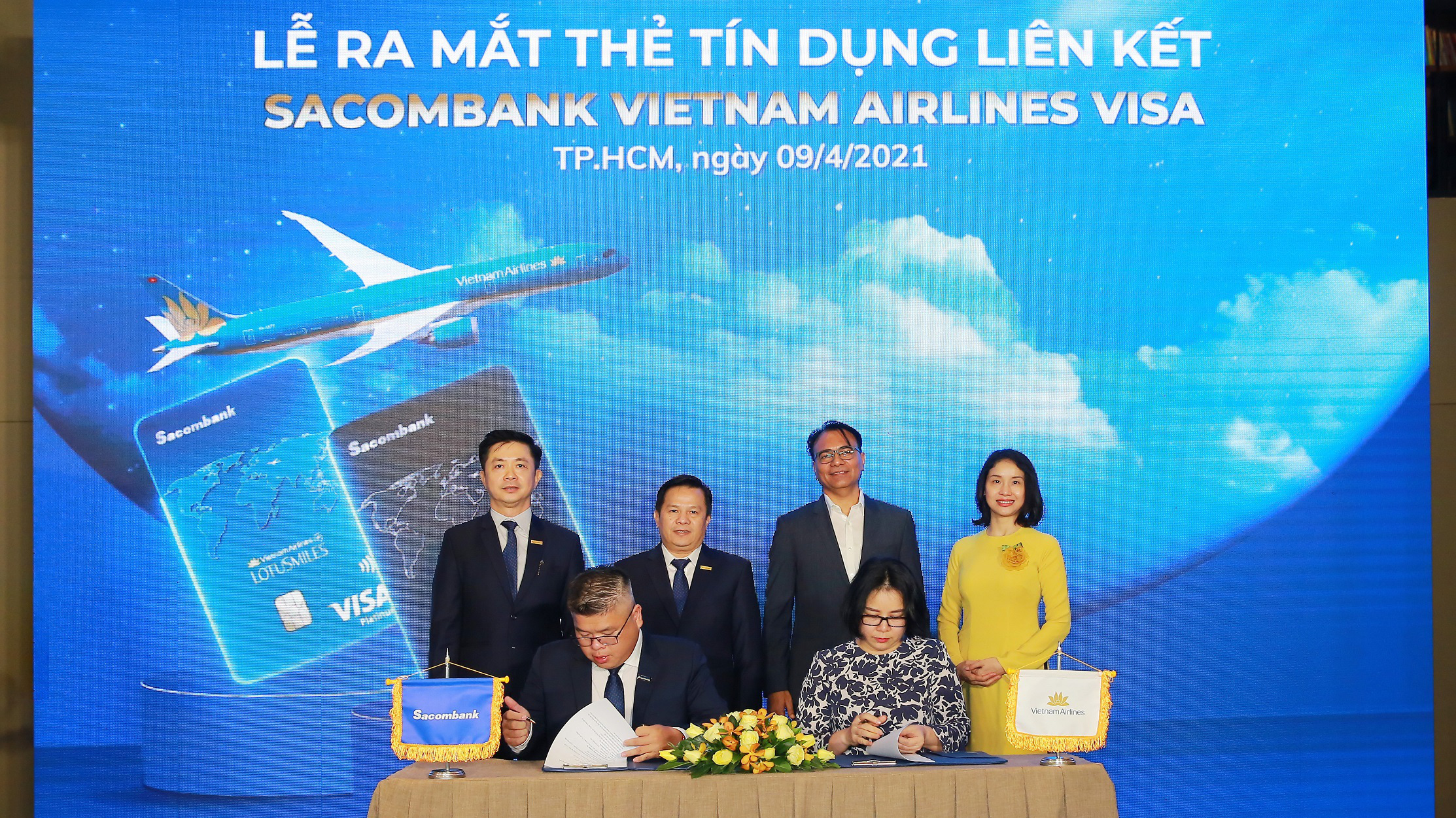 Không chỉ là nguồn tài chính dự phòng và công cụ thanh toán hiện đại, thẻ tín dụng liên kết này còn tích hợp thêm nhiều đặc quyền vượt trội, dành riêng cho những khách hàng thường xuyên sử dụng dịch vụ bay của Vietnam Airlines.