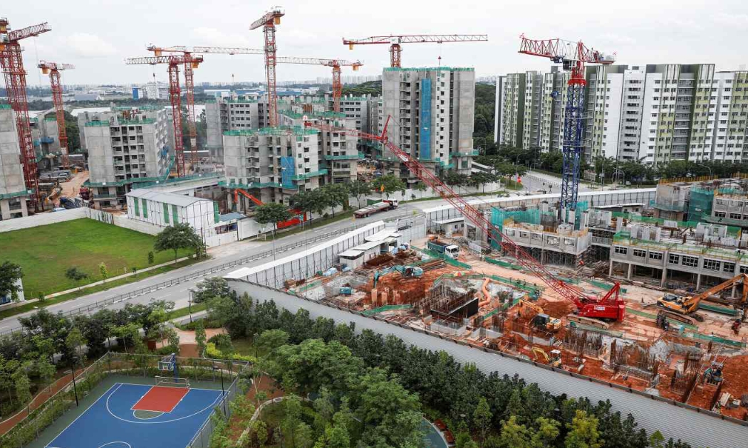 Một khu nhà ở xã hội đang được xây dựng tại Singapore - Ảnh: Reuters