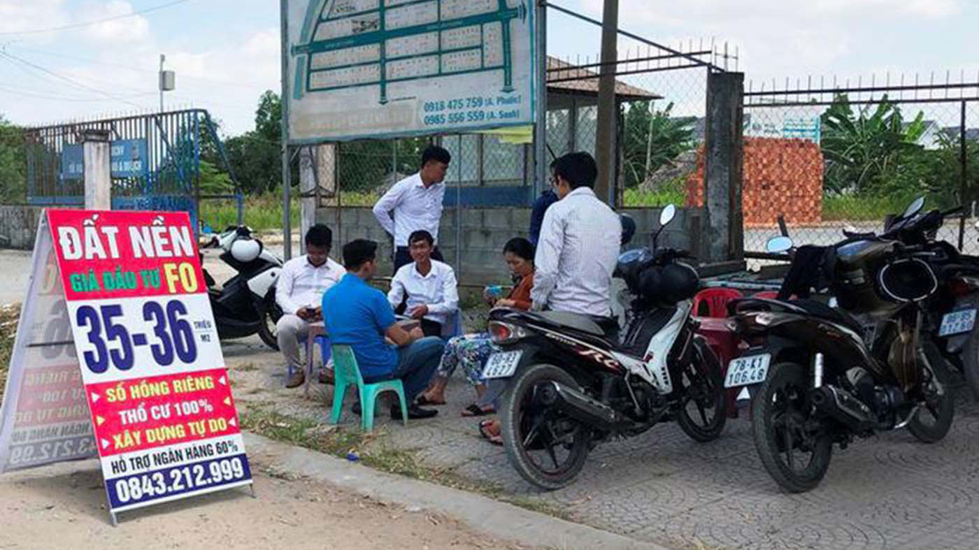 Cảnh thường thấy mỗi khi đất lên cơn sốt.