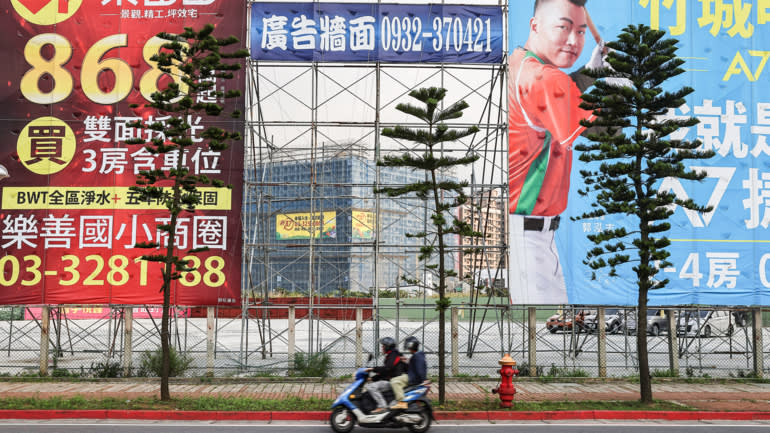 Quảng c&aacute;o bất động sản ở Đ&agrave;i Loan - Ảnh: Reuters