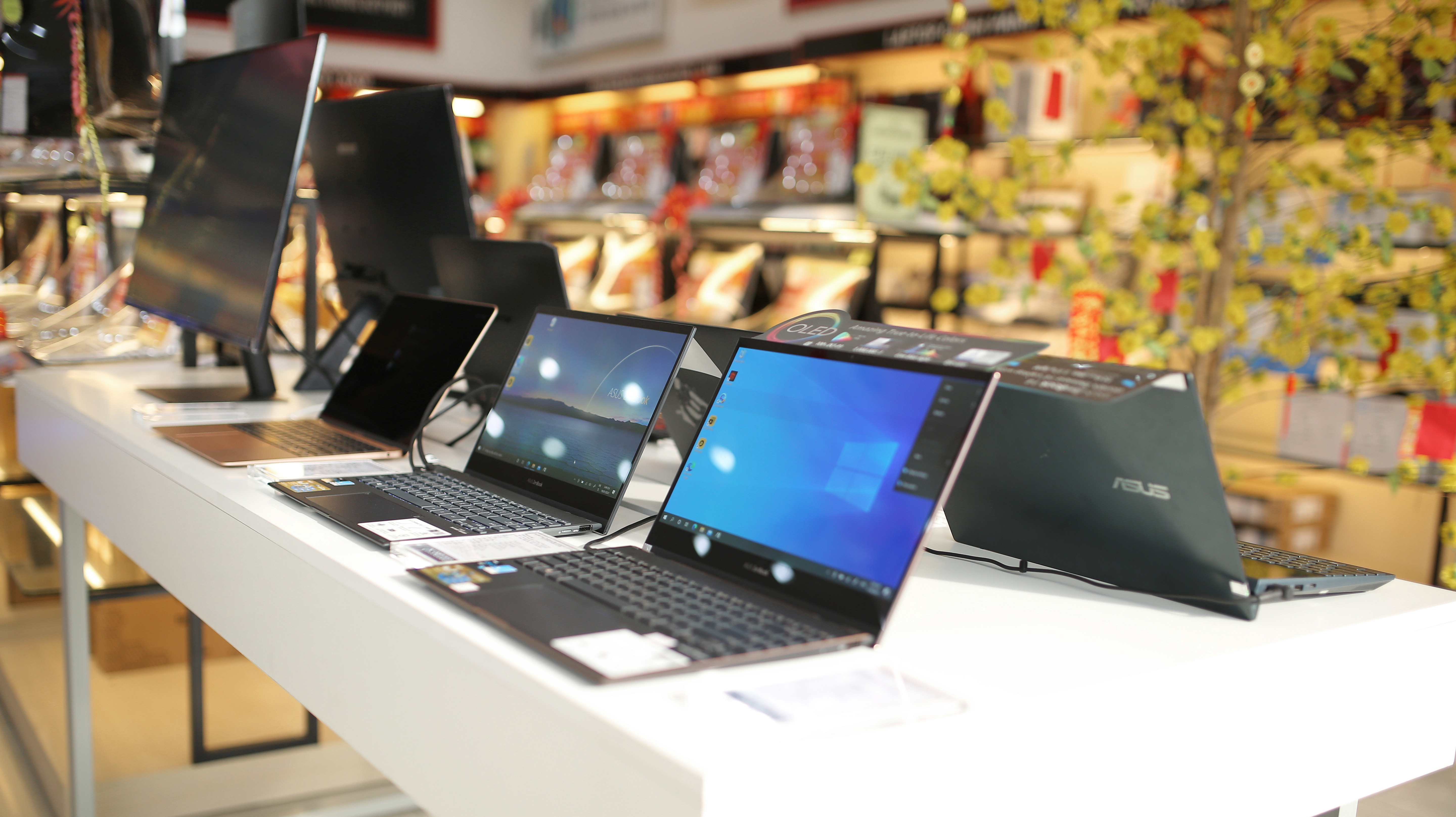 Nhiều sản phẩm laptop được bày bán tại FPT Shop.