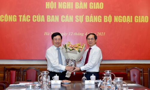Tân Bộ trưởng Ngoại giao, Bộ trưởng Giáo dục và Đào tạo nhận nhiệm vụ 