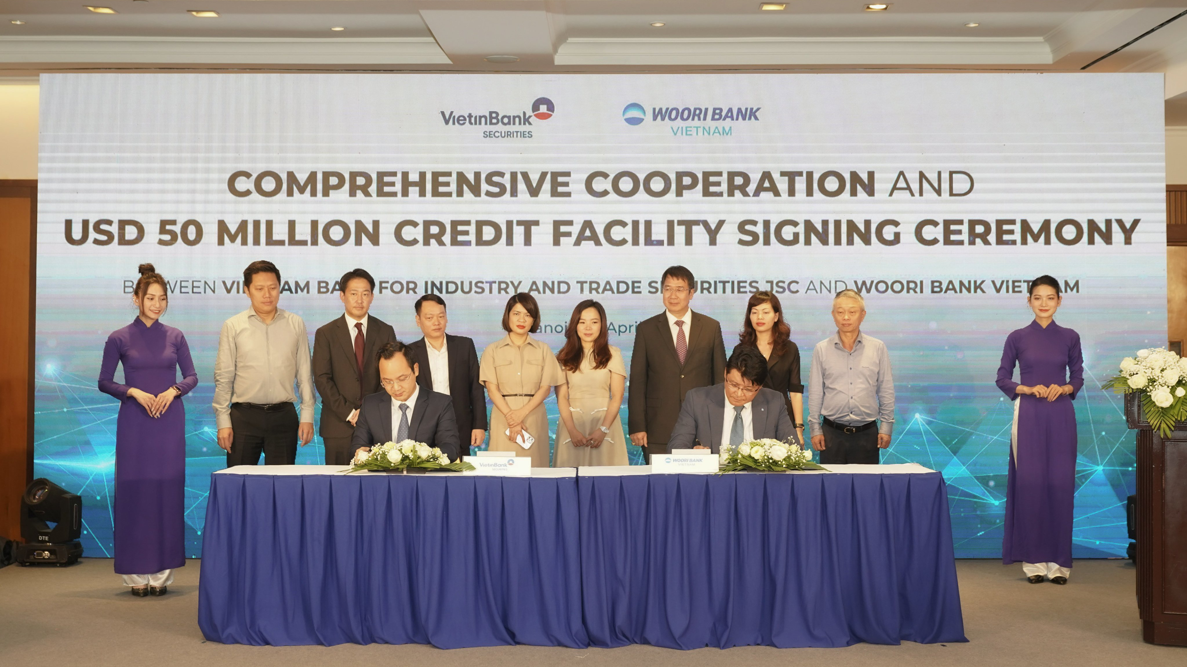 Ông Trần Phúc Vinh - Quyền Tổng giám đốc VietinBank Securities đại diện ký kết với WooriBank Viet Nam