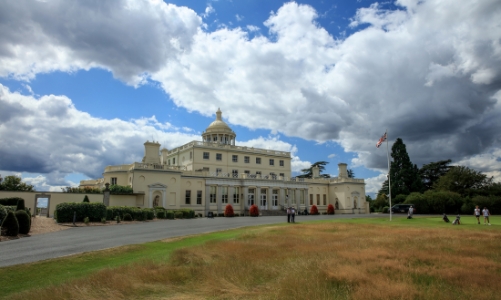 Tỷ phú Ấn Độ thâu tóm công ty khách sạn và giải trí, chuẩn bị 