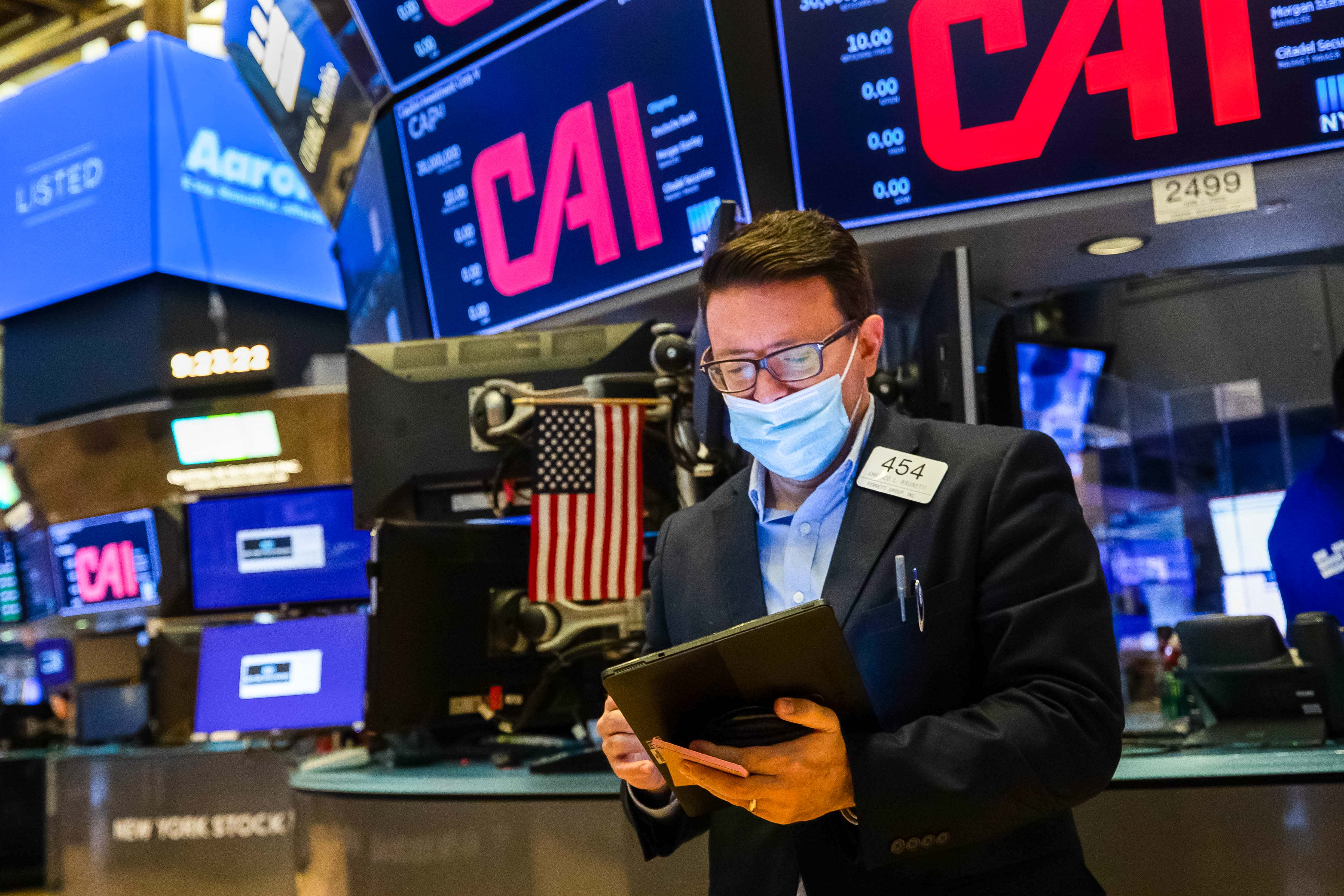 Các nhà giao dịch cổ phiếu trên sàn NYSE ở New York, Mỹ - Ảnh: Reuters.