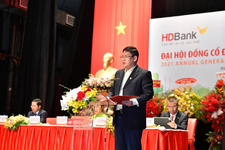 Ông Nguyễn Hữu Đặng – Phó Chủ tịch HĐQT tiếp tục trình bày Ủy quyền của ĐHĐCĐ cho HĐQT và Sửa đổi, bổ sung Điều lệ HDBank.