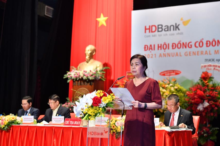 B&agrave; L&ecirc; Thị Băng T&acirc;m - Chủ tịch HĐQT tr&igrave;nh b&agrave;y B&aacute;o c&aacute;o hoạt động năm 2020 v&agrave; Định hướng hoạt động năm 2021 của Hội đồng quản trị.