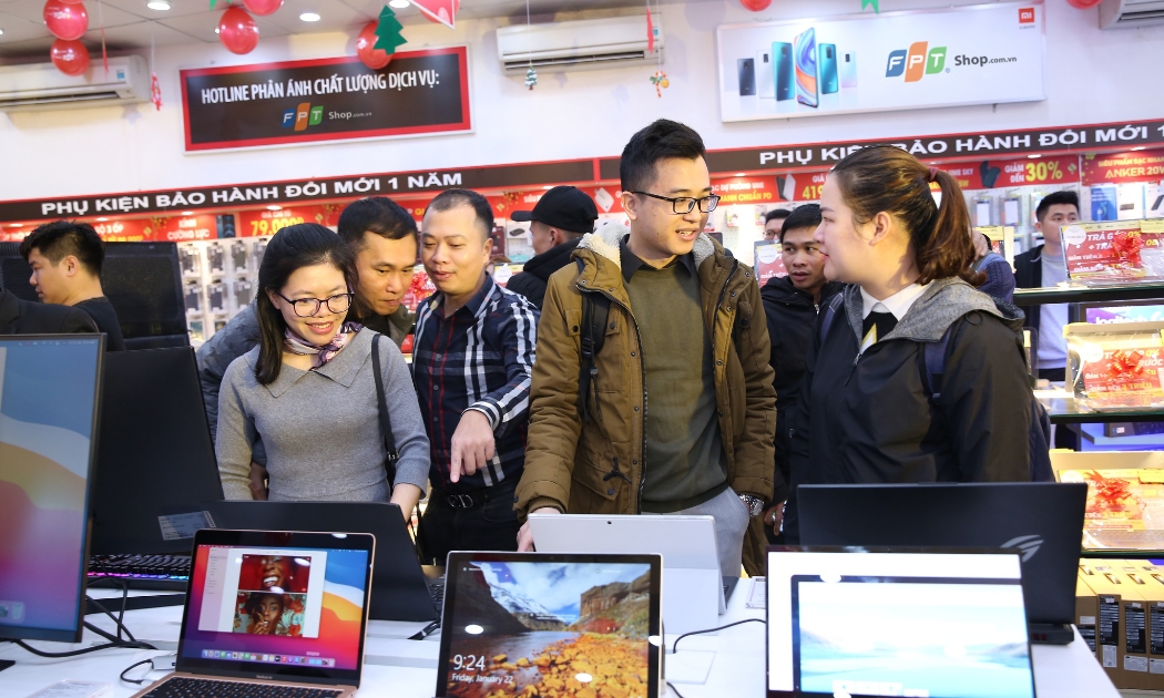 Khách hàng tham quan trải nghiệm mua sắm laptop tại FPT Shop.