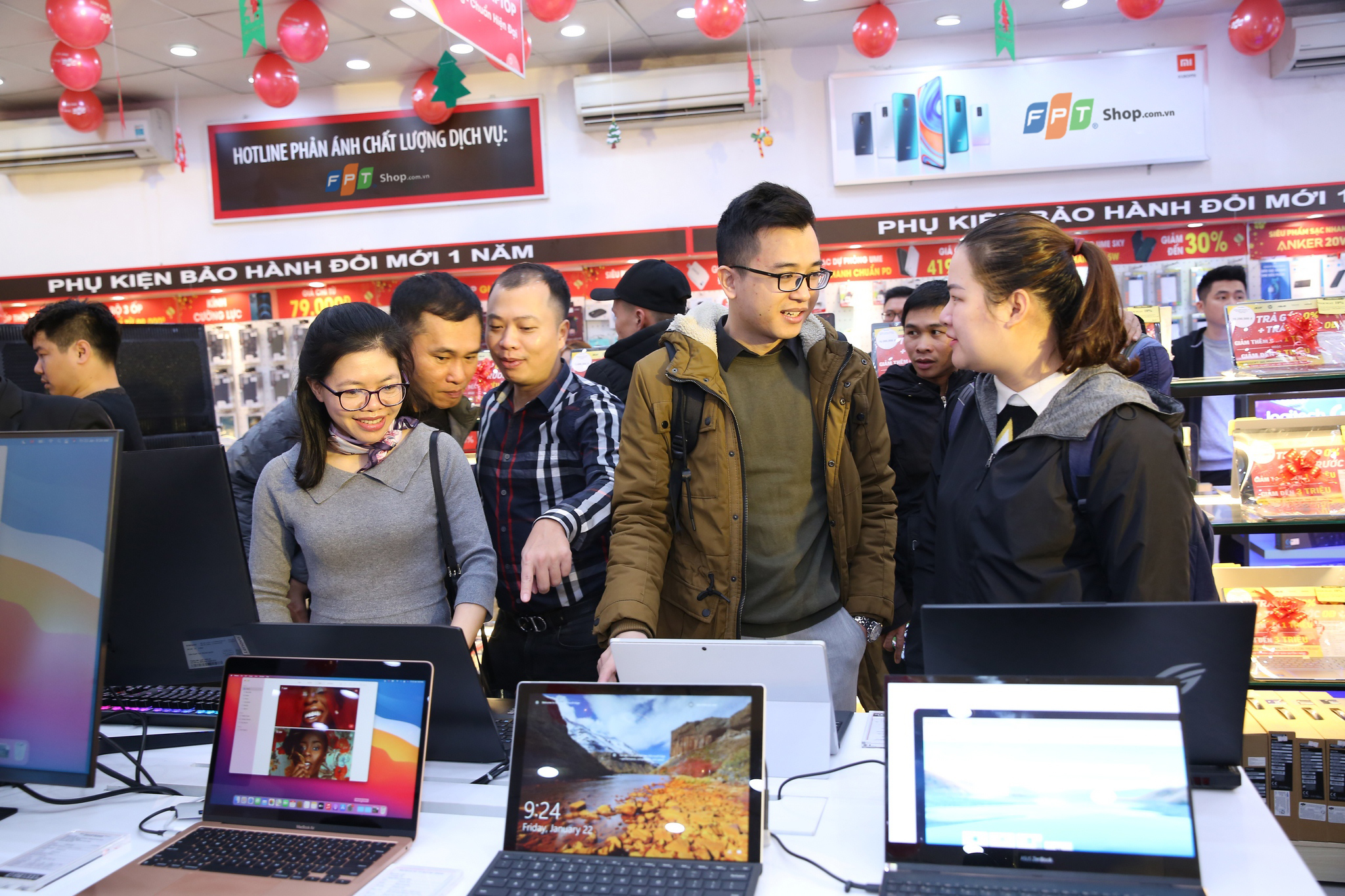 Khách hàng tham quan trải nghiệm mua sắm laptop tại FPT Shop.