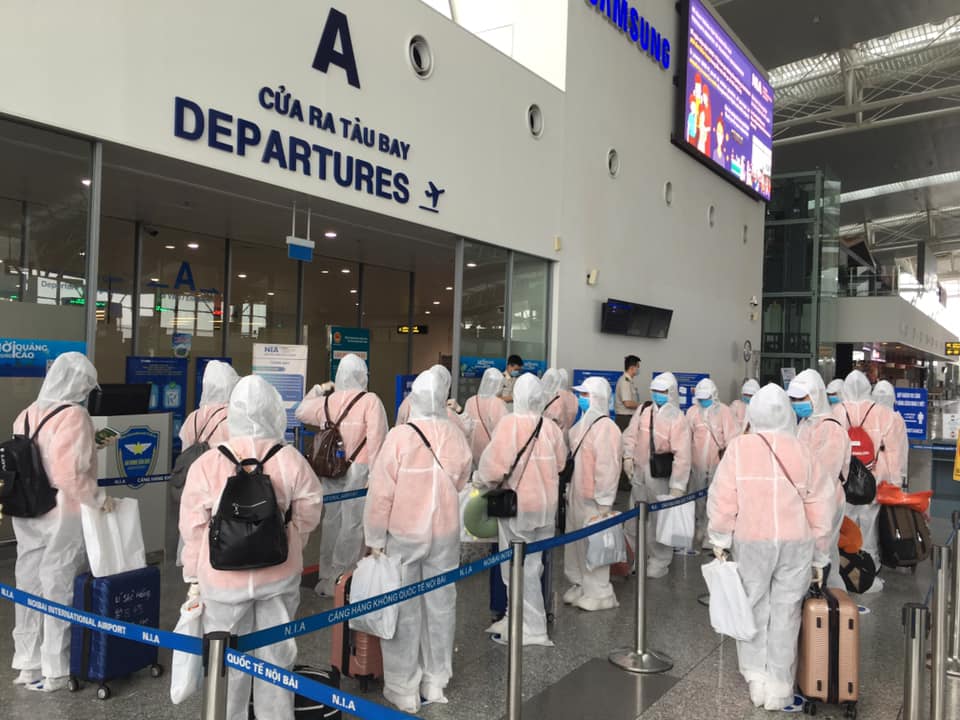 Lao động Việt Nam đi làm việc ở nước ngoài phải áp dụng các biện pháp phòng dịch. Ảnh - Nguyễn Phương. 