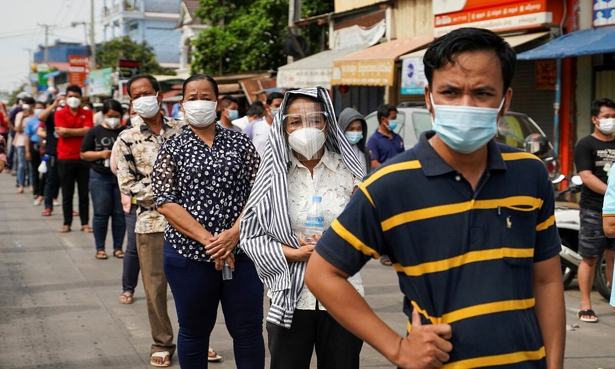 Người dân chờ tiêm vaccine tại Phnom Penh, Campuchia ngày 22/4 - Ảnh: Reuters