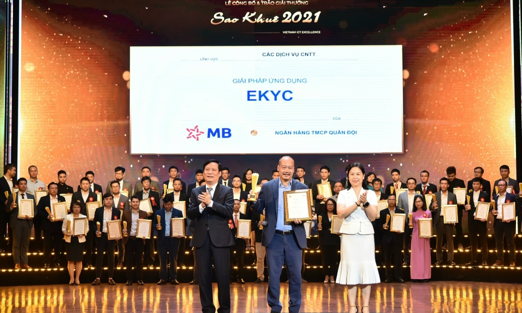 Ông Nguyễn Đức Huy - Phó giám đốc Khối Ngân hàng số MB đại diện nhận giải thưởng.
