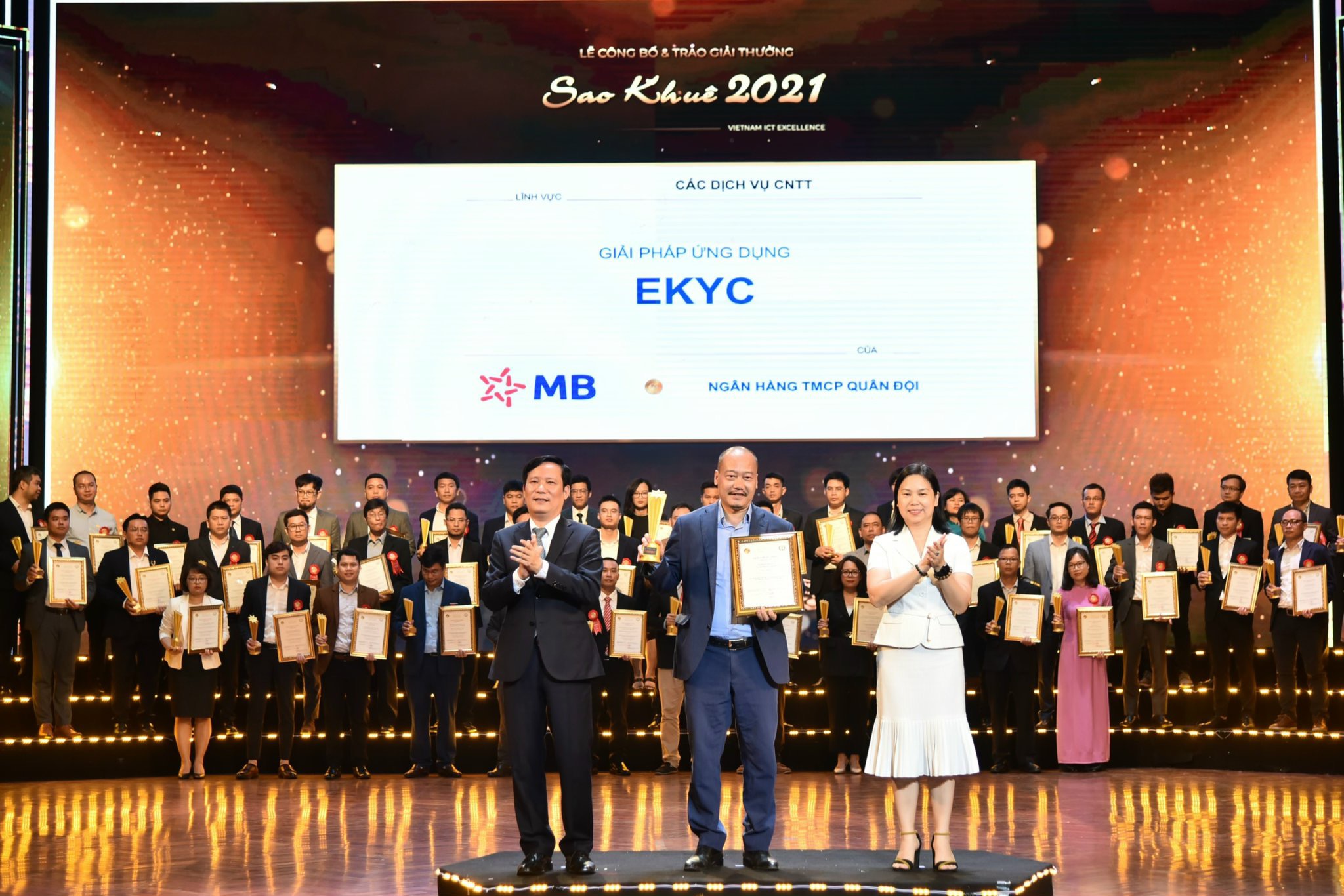 Ông Nguyễn Đức Huy - Phó giám đốc Khối Ngân hàng số MB đại diện nhận giải thưởng.