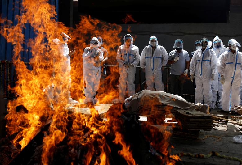 Thiêu xác bệnh nhân tử vong vì Covid-19 ở Ấn Độ - Ảnh: Reuters.