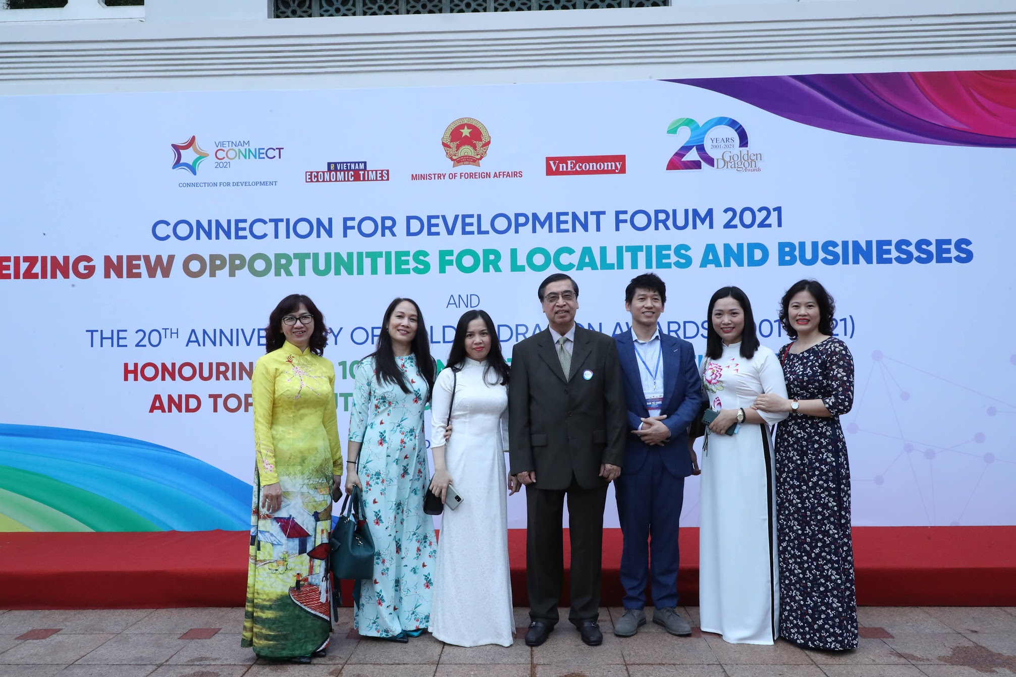 Chụp ảnh lưu niệm b&ecirc;n thềm sự kiện