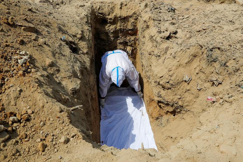 An táng một bệnh nhân Covid - Ảnh: Reuters.