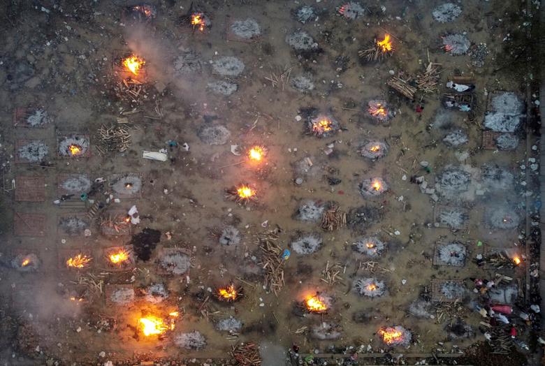 Quang cảnh một cơ sở thiêu xác nhìn từ trên cao - Ảnh: Reuters.