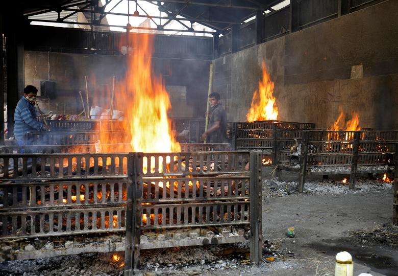 Thi&ecirc;u x&aacute;c bệnh nh&acirc;n Covid-19 ở New Delhi - Ảnh: Retuers.