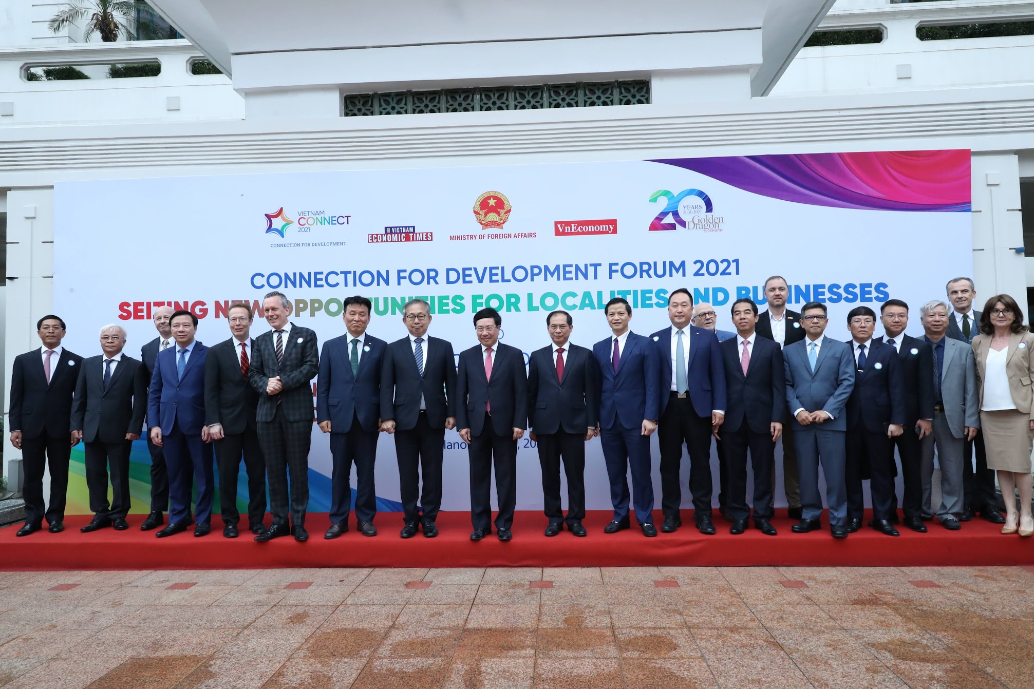 Ph&oacute; Thủ tướng Phạm B&igrave;nh Minh, Bộ trưởng Bộ Ngoại giao B&ugrave;i Thanh Sơn chụp ảnh lưu niệm c&ugrave;ng c&aacute;c đại biểu tham dự Diễn đ&agrave;n.