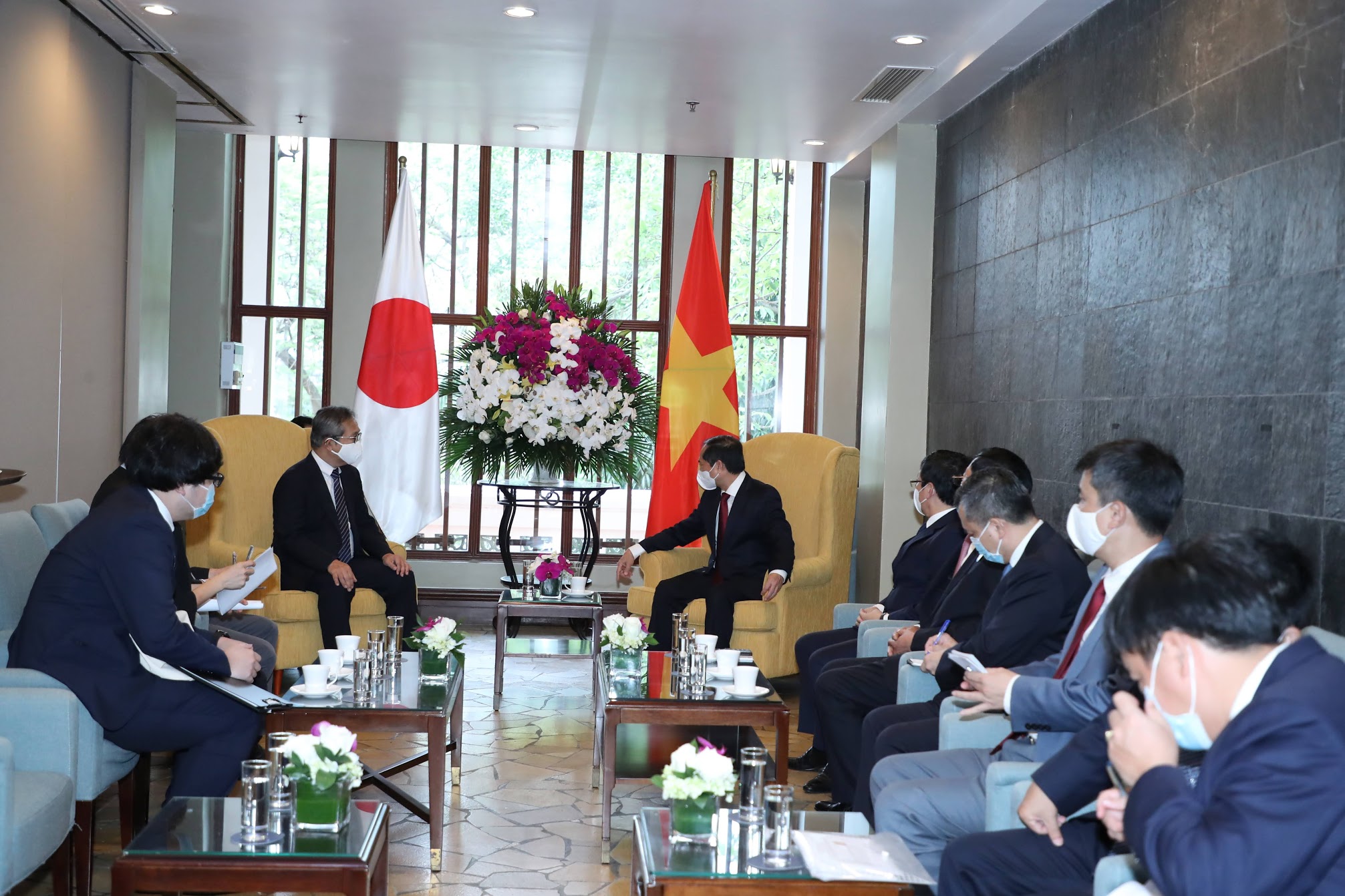 Bộ trưởng Bộ ngoại giao B&ugrave;i Thanh Sơn giao lưu c&ugrave;ng Đại sứ Nhật Bản&nbsp;