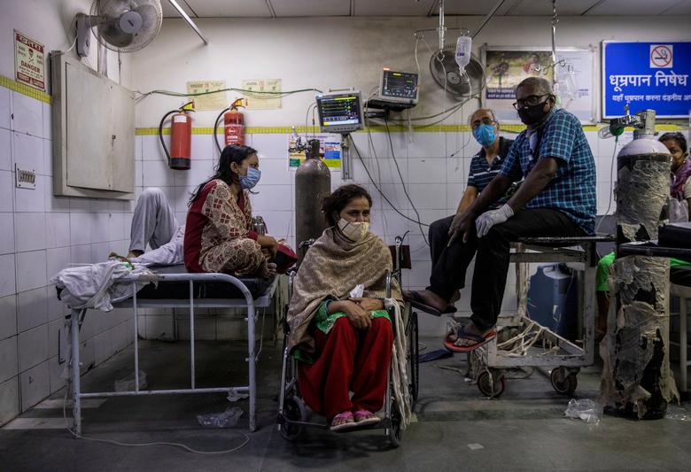 Bệnh nhân Covid dùng chung giường bệnh trong một bệnh viện ở New Delhi - Ảnh: Reuters.