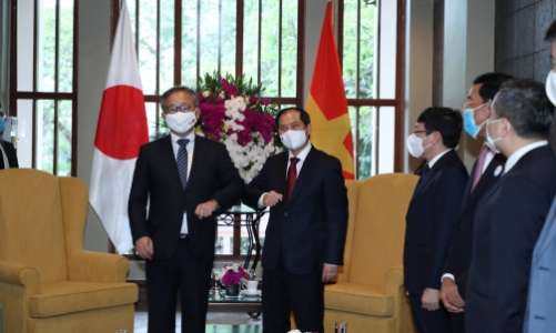 Đại biểu giao lưu trước thềm Diễn đàn Nhịp cầu Phát triển 2021