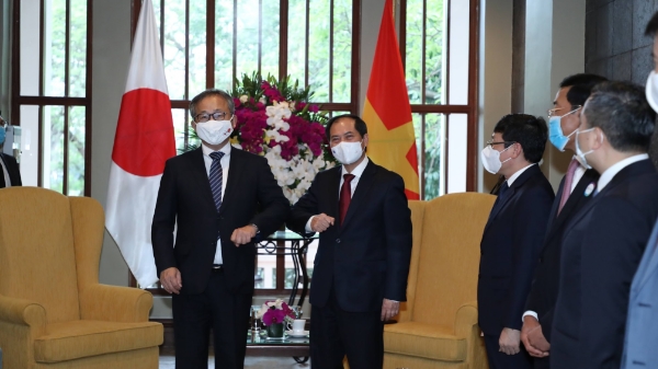 Đại biểu giao lưu trước thềm Diễn đàn Nhịp cầu Phát triển 2021