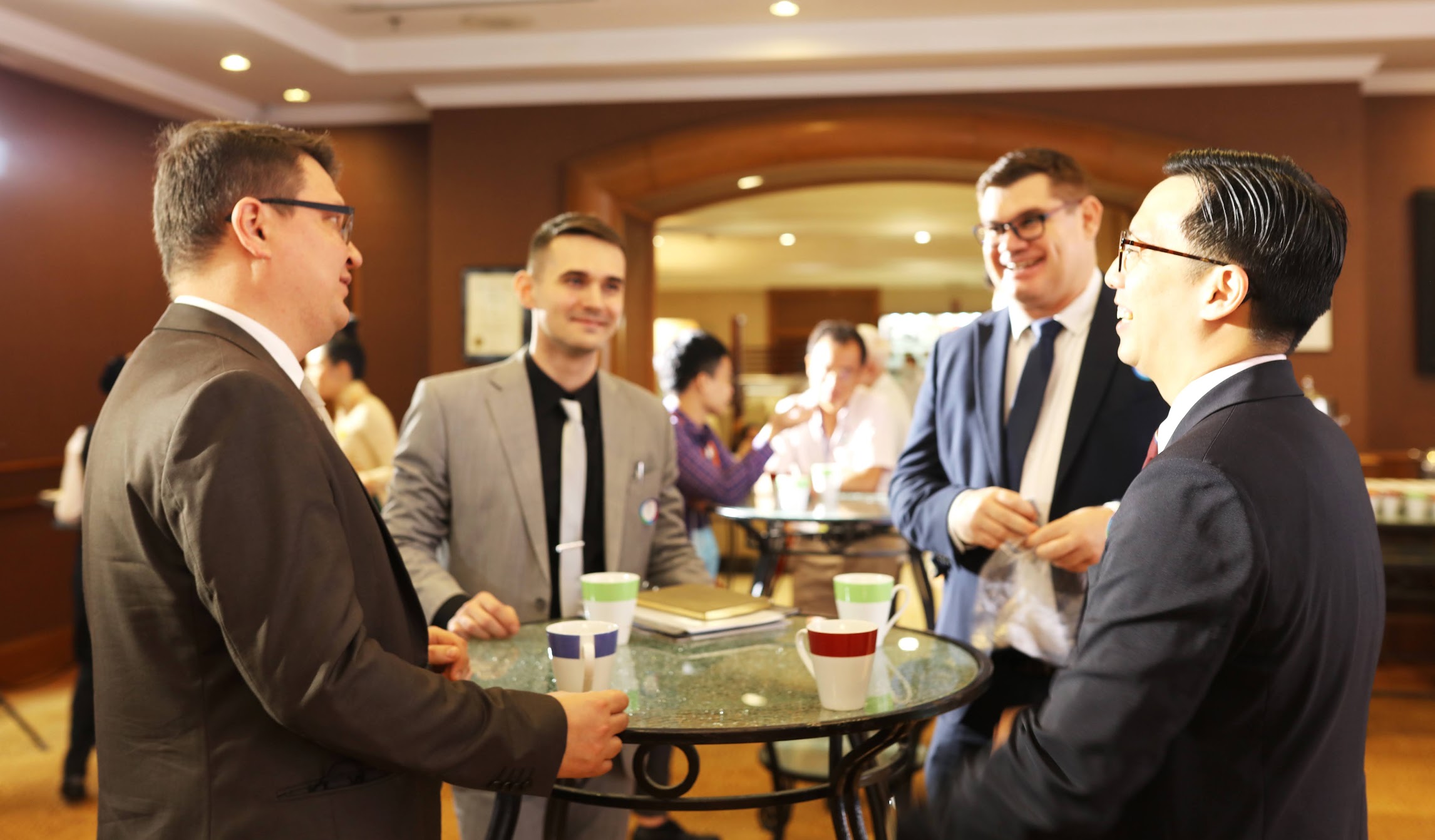 Các đại biểu tại sự kiện.