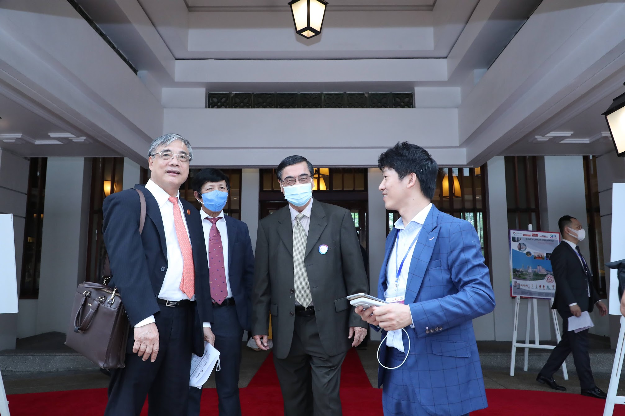 C&aacute;c đại biểu tiến v&agrave;o hội trường Diễn đ&agrave;n Nhịp cầu Ph&aacute;t triển 2021.