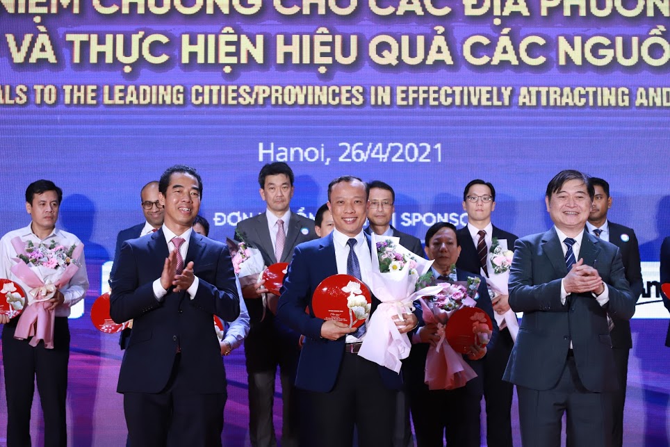 Ban tổ chức trao kỷ niệm chương Rồng V&agrave;ng tới c&aacute;c địa phương ti&ecirc;u biểu về thu h&uacute;t v&agrave; thực hiện hiệu quả c&aacute;c nguồn đầu tư FDI