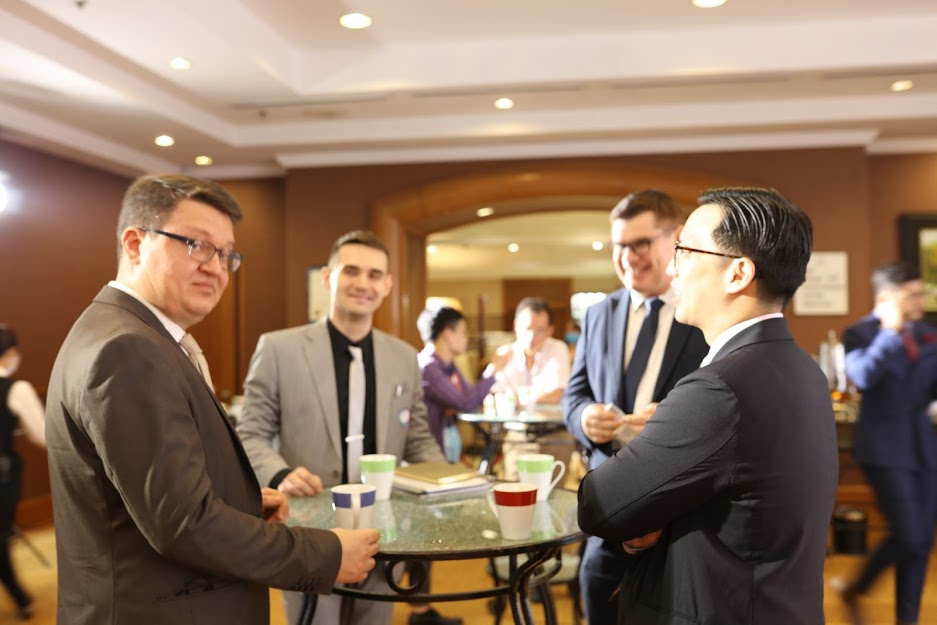 Đại diện các doanh nghiệp tham dự .