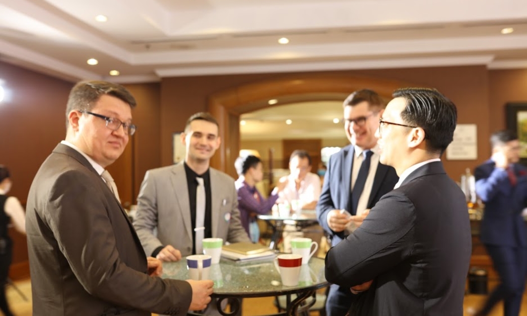 Đại diện các doanh nghiệp tham dự .
