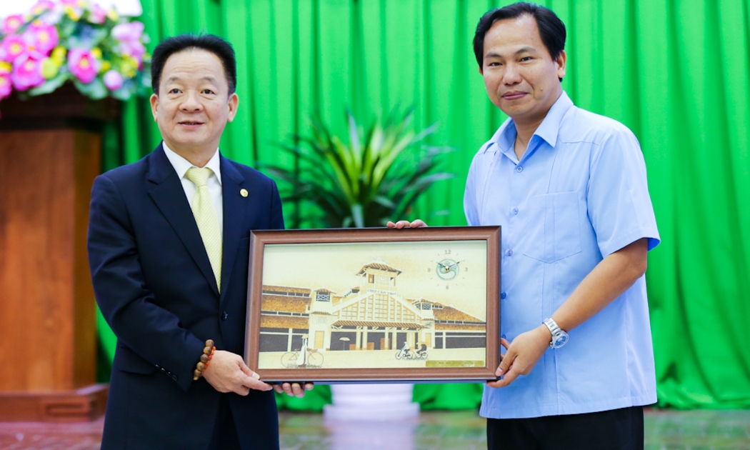 Ông Lê Quang Mạnh, Ủy viên Ban chấp hành Trung ương Đảng, Bí thư Thành ủy Cần Thơ tặng quà lưu niệm cho ông Đỗ Quang Hiển, Chủ tịch Tập đoàn T&T Group nhân dịp 2 bên ký thỏa thuận hợp tác chiến lược.
